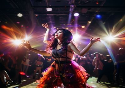 佐佐木明希在音乐 MV 拍摄现场，灯光绚烂，她随着节奏舞动，展现出活力四射的音乐现场感