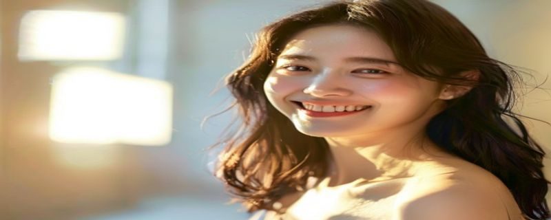 佐佐木明希在明亮摄影棚内自信微笑，暖光打在侧脸，清新气质扑面而来，是她标志性的写真封面风格